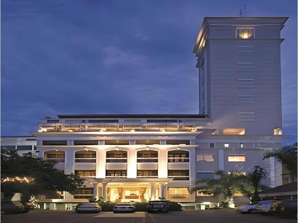 Hotel Le Beringin à Salatiga Extérieur photo